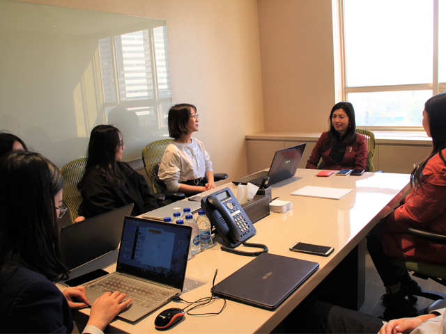 李芳律師所內授課.jpg 李芳律師所內授課.jpg