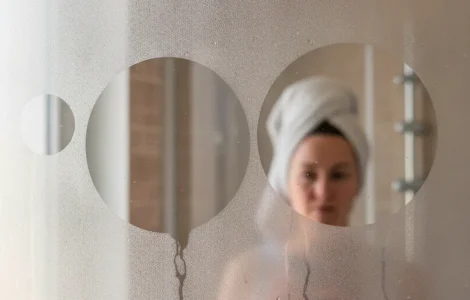 does mirror fog some spots only